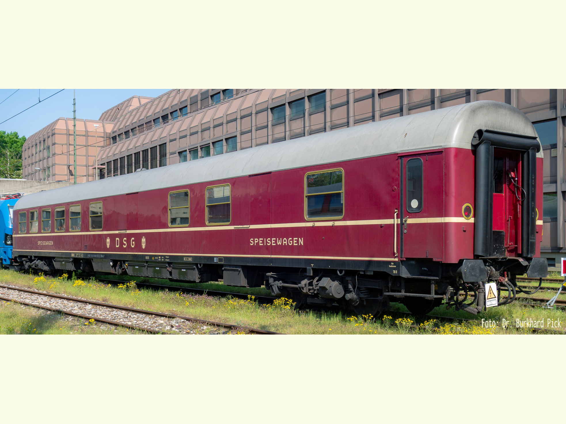 Der in den historischen roten Farbgebung mit DSG (Deutsche Schlafwagen und Speisewagengesellschaft)-Logo versehene WRt4üm-65 in Stuttgart Rosenstein. Foto: Nils Hirche